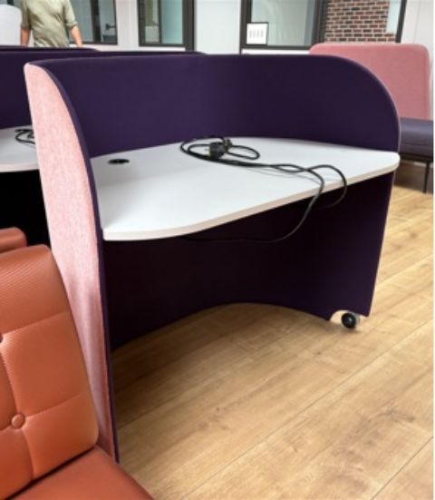 Poste informatique rosé violet